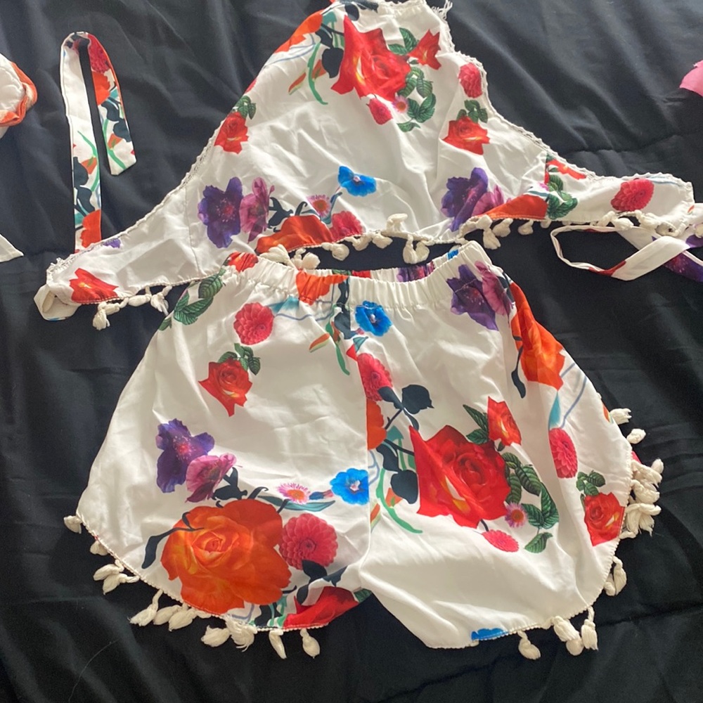 Two piece set. Very cute set.